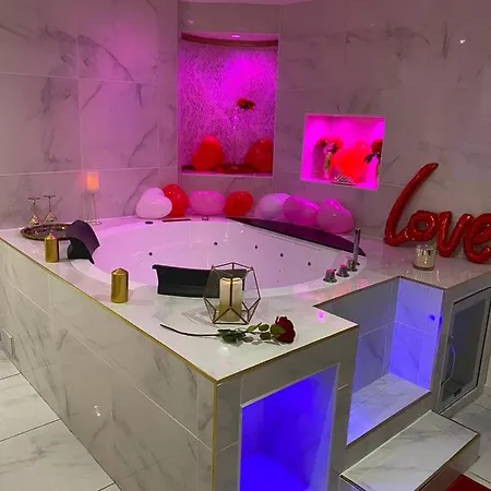 Romantique Avec Jaccuzy A La Gare De Montpellier