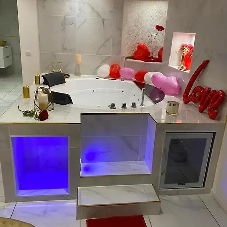 Romantique Avec Jaccuzy à La Gare De Montpellier