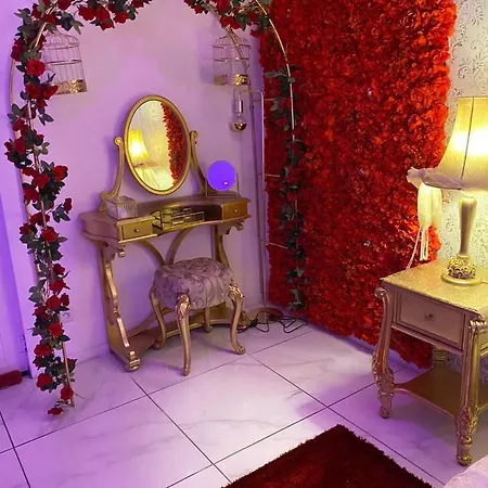 Romantique Avec Jaccuzy à La Gare De