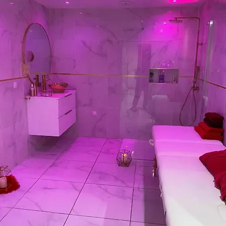 Romantique Avec Jaccuzy A La Gare De