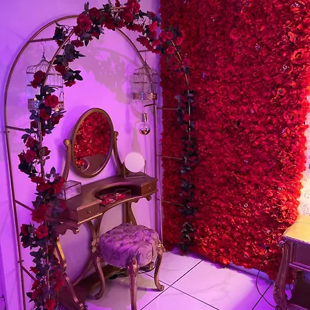 Romantique Avec Jaccuzy à La Gare De