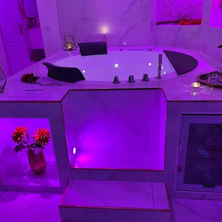 Romantique Avec Jaccuzy à La Gare De